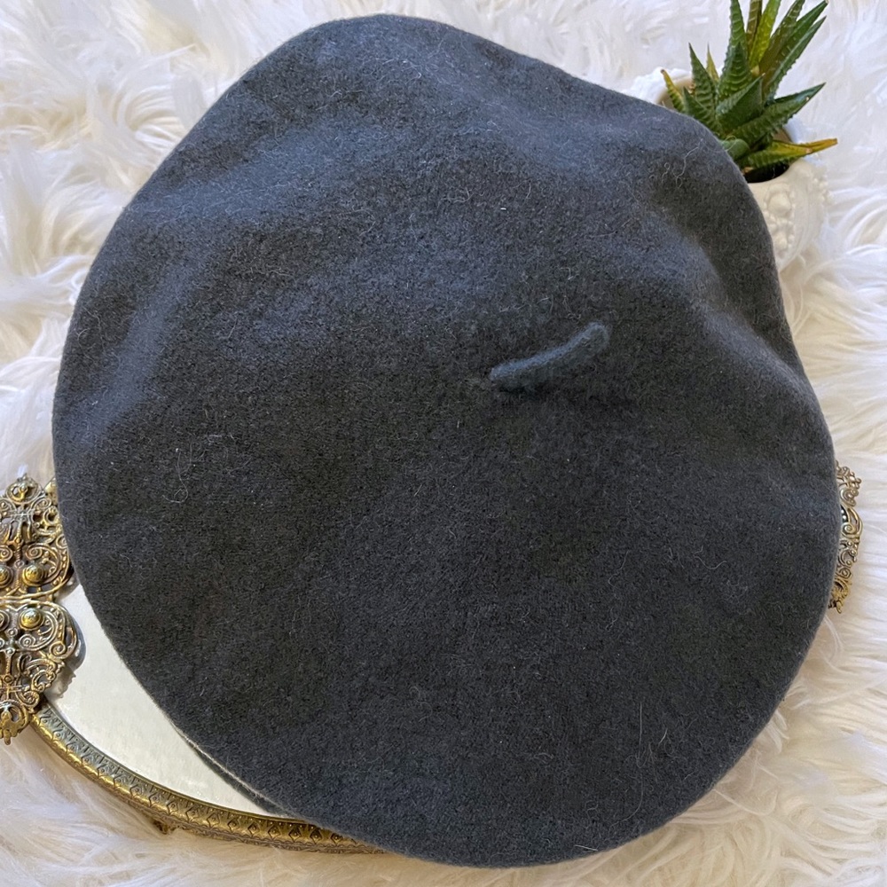 NWOT dark grey wool blend beret, O/S